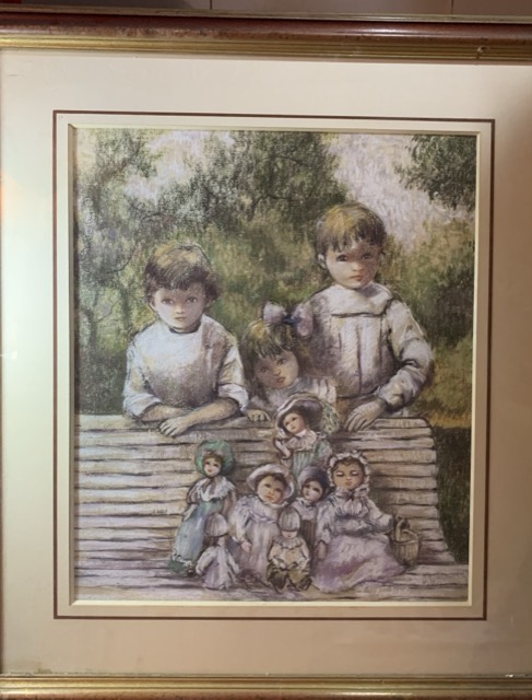B guis enfant avec poupée pastel.